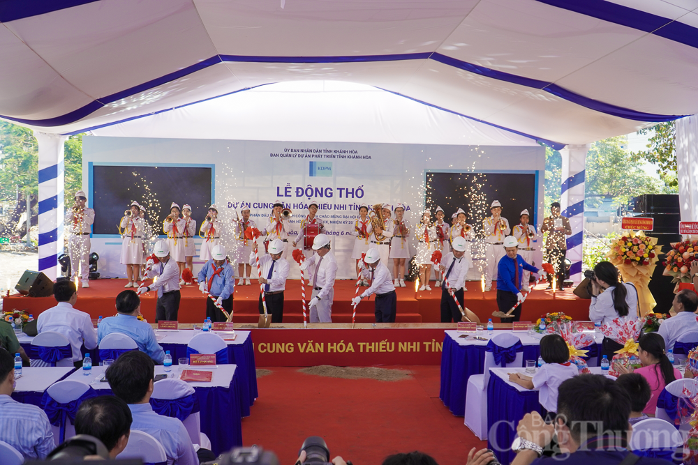 các đại biểu động thổ khởi công xây dựng