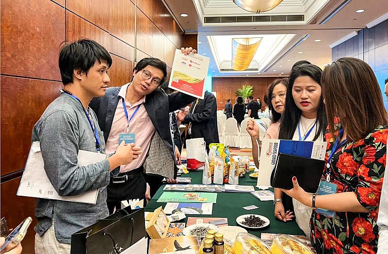 Doanh nghiệp Việt Nam, Trung Quốc trao đổi bên hành lang diễn đàn. Doanh nghiệp Việt Nam, Trung Quốc trao đổi bên hành lang diễn đàn.