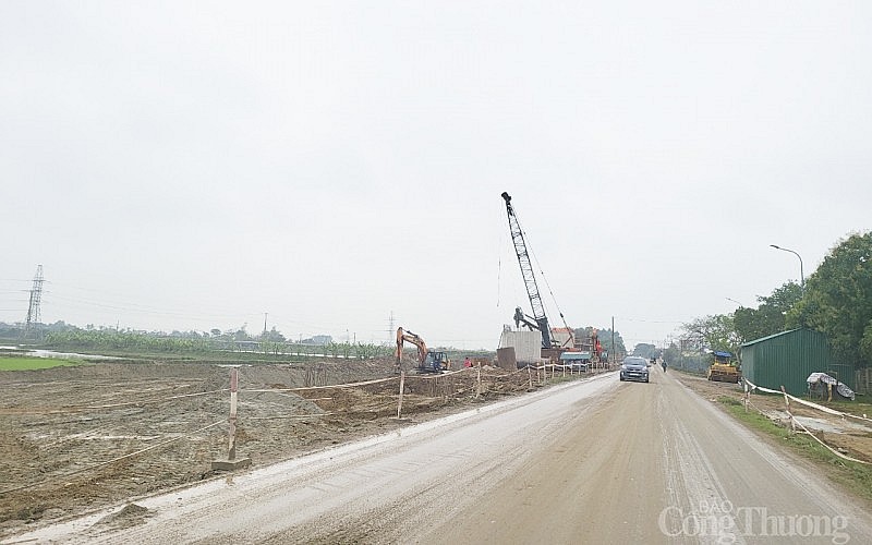 Nhà thầu tập trung máy móc thi công đoạn tuyến đã được giao mặt bằng. Nhà thầu tập trung máy móc thi công đoạn tuyến đã được giao mặt bằng.