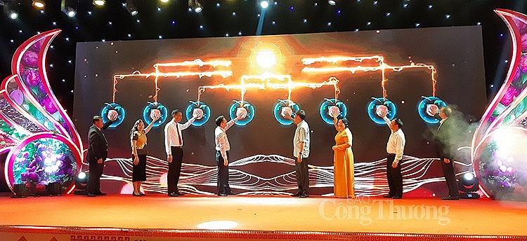 Các đại biểu cắt băng khai mạc Tuần lễ Các đại biểu cắt băng khai mạc Tuần lễ