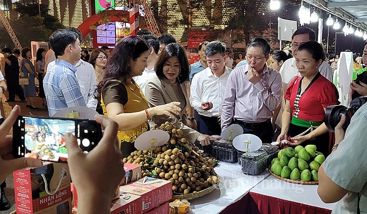 các đại biểu thăm quan gian hàng các đại biểu thăm quan gian hàng