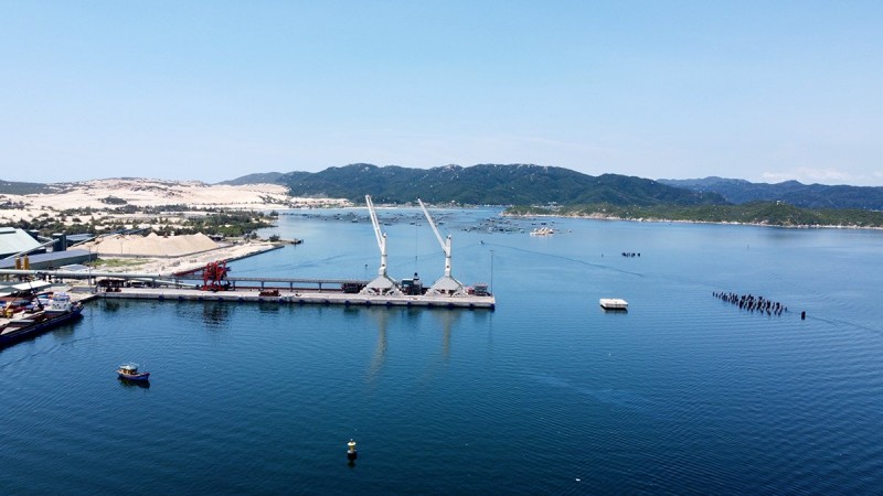 Khu kinh tế Vân Phong sẽ xây dựng cảng trung chuyển quốc tế khi có điều kiện sau năm 2030, đủ khả năng tiếp nhận cỡ tàu container trọng tải đến 24.000 Teu (250.000 tấn), tàu tổng hợp, trọng tải đến 100.000 tấn hoặc lớn hơn. Khu kinh tế Vân Phong sẽ xây dựng cảng trung chuyển quốc tế khi có điều kiện sau năm 2030, đủ khả năng tiếp nhận cỡ tàu container trọng tải đến 24.000 Teu (250.000 tấn), tàu tổng hợp, trọng tải đến 100.000 tấn hoặc lớn hơn.