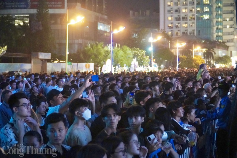 Biển người đổ về Lễ khai mạc Festival Biển Nha Trang 2023