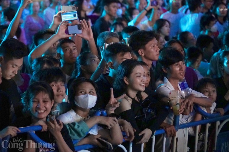 Biển người đổ về Lễ khai mạc Festival Biển Nha Trang 2023