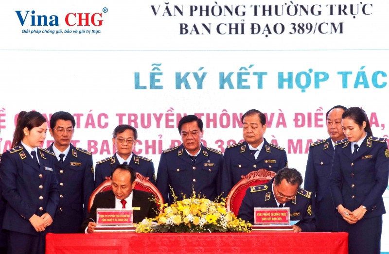 Ông Nguyễn Tân Tiến – Chánh Văn phòng thường trực Ban chỉ đạo 389/Cà Mau và ông Nguyễn Viết Hồng - Tổng Giám đốc Công ty Vina CHG thực hiện ký kết hợp tác giữa hai bên