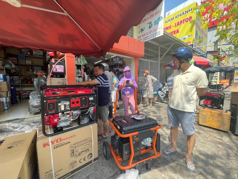 Nắng nóng cao điểm và tình trạng mất điện luân phiên những ngày qua khiến nhiều người dân tại Quảng Ninh đổ xô đi mua máy phát điện Nắng nóng cao điểm và tình trạng mất điện luân phiên những ngày qua khiến nhiều người dân tại Quảng Ninh đổ xô đi mua máy phát điện