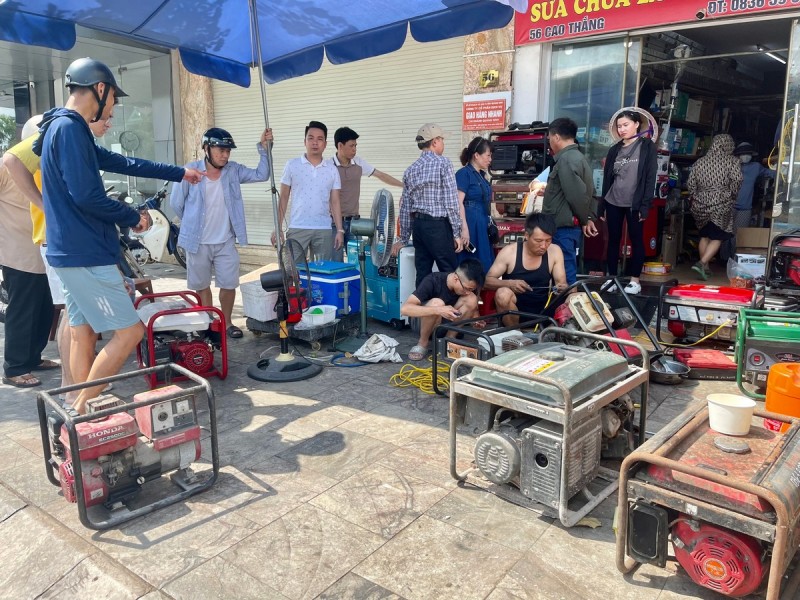 Các cửa hàng bán máy nổ, máy phát điện thời điểm này luôn tấp nập khách. Các cửa hàng bán máy nổ, máy phát điện thời điểm này luôn tấp nập khách.