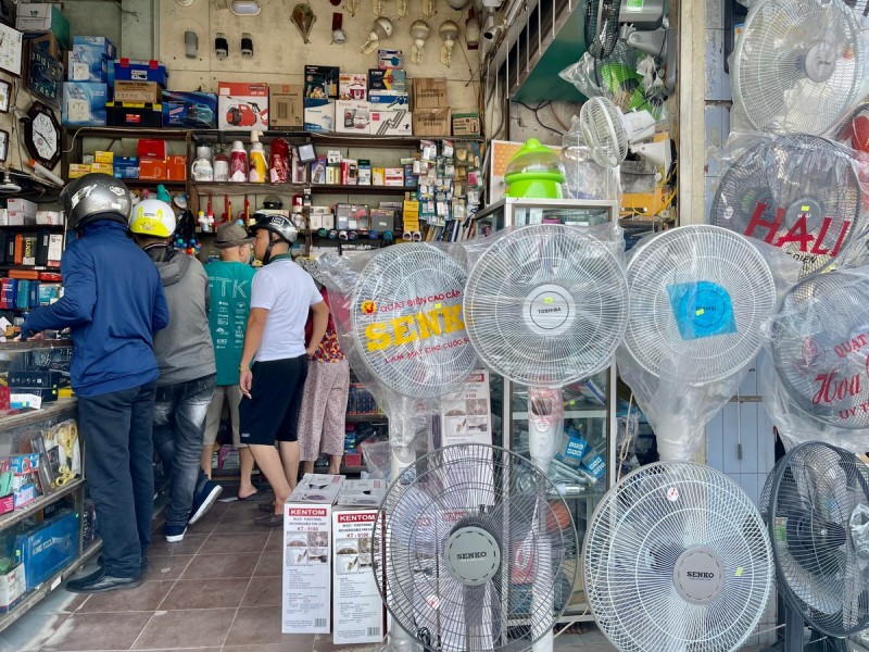 Các thiết bị làm mát và tích điện cũng được nhiều người dân quan tâm Các thiết bị làm mát và tích điện cũng được nhiều người dân quan tâm