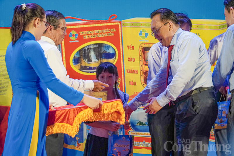 Khánh Hòa: Hỗ trợ gần 500 triệu đồng xây dựng nhà Đại đoàn kết Khánh Hòa: Hỗ trợ gần 500 triệu đồng xây dựng nhà Đại đoàn kết