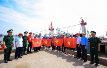 Trao tặng 20.000 lá cờ Tổ quốc cho cán bộ, chiến sĩ và đồng bào tỉnh Thanh Hoá