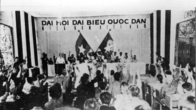 Các đại biểu biểu quyết nhất trí bầu ra Chính phủ Cách mạng lâm thời Cộng hòa miền Nam Việt Nam và Hội đồng cố vấn Chính phủ, 6-1969. Ảnh: Bảo tàng Lịch sử quốc gia Các đại biểu biểu quyết nhất trí bầu ra Chính phủ Cách mạng lâm thời Cộng hòa miền Nam Việt Nam và Hội đồng cố vấn Chính phủ, 6-1969. Ảnh: Bảo tàng Lịch sử quốc gia