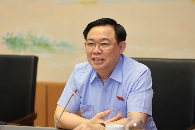 Chủ tịch Quốc hội Vương Đình Huệ thảo luận tại tổ về luật Các tổ chức tín dụng sửa đổi Chủ tịch Quốc hội Vương Đình Huệ thảo luận tại tổ về luật Các tổ chức tín dụng sửa đổi