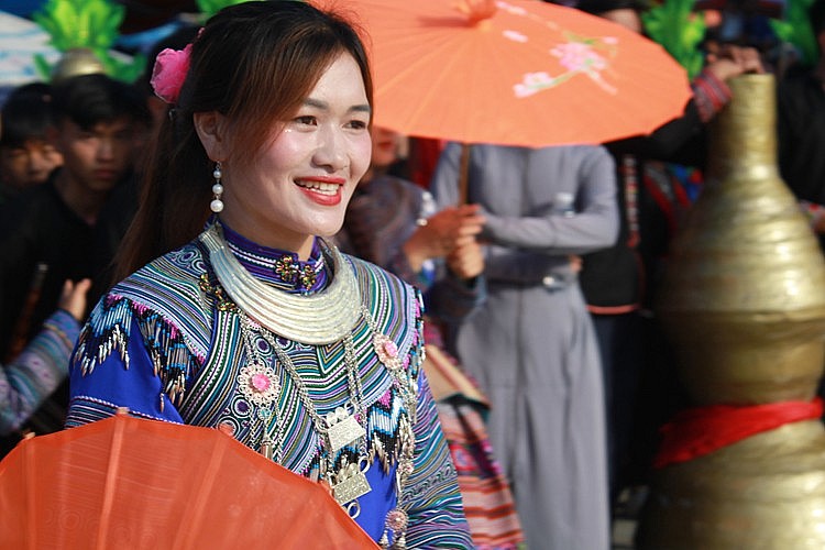 vẻ đẹp hồn nhiên, mộc mạc, dân dã của các thôn nữ La Chí, Mông… đã hút khách du lịch đến miền cao nguyên trắng Bắc hà mùa hạ vẻ đẹp hồn nhiên, mộc mạc, dân dã của các thôn nữ La Chí, Mông… đã hút khách du lịch đến miền cao nguyên trắng Bắc hà mùa hạ