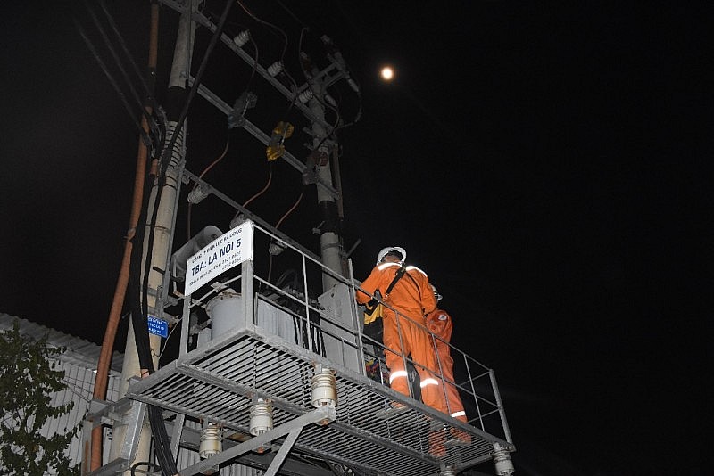 Ngành điện Thủ đô sử dụng loa phát thanh tuyên truyền tiết kiệm điện