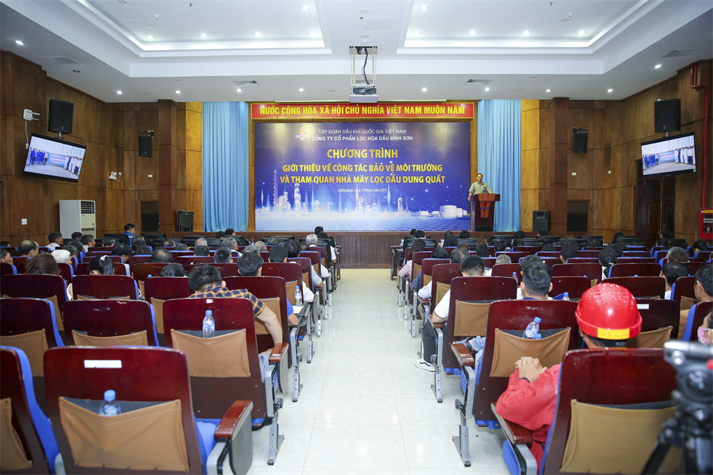 BSR giới thiệu về công tác bảo vệ môi trường tại NMLD Dung Quất cho bà con nhân dân BSR giới thiệu về công tác bảo vệ môi trường tại NMLD Dung Quất cho bà con nhân dân