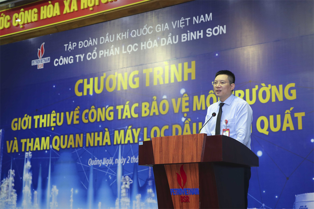 BSR giới thiệu về công tác bảo vệ môi trường tại NMLD Dung Quất cho bà con nhân dân BSR giới thiệu về công tác bảo vệ môi trường tại NMLD Dung Quất cho bà con nhân dân