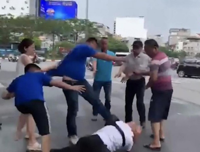 Điều tra, làm rõ vụ phóng viên Đài Phát thanh và truyền hình Hà Nội bị hành hung khi đang tác nghiệp Điều tra, làm rõ vụ phóng viên Đài Phát thanh và truyền hình Hà Nội bị hành hung khi đang tác nghiệp