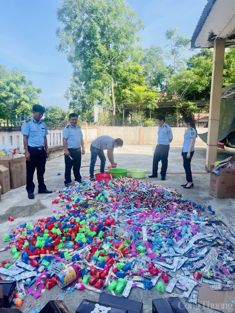 Cục QLTT Quảng Bình: Tiêu huỷ nhiều hàng hoá vi phạm hành chính