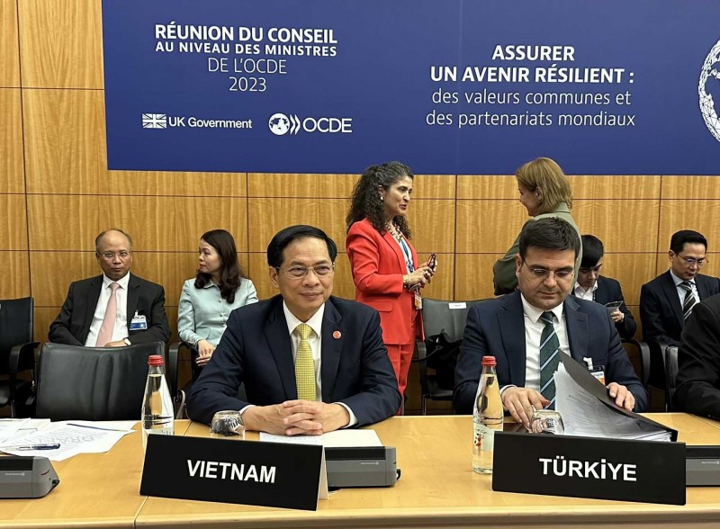 Bộ trưởng Ngoại giao Bùi Thanh Sơn tham dự Hội nghị Hội đồng Bộ trưởng OECD năm 2023. Bộ trưởng Ngoại giao Bùi Thanh Sơn tham dự Hội nghị Hội đồng Bộ trưởng OECD năm 2023.