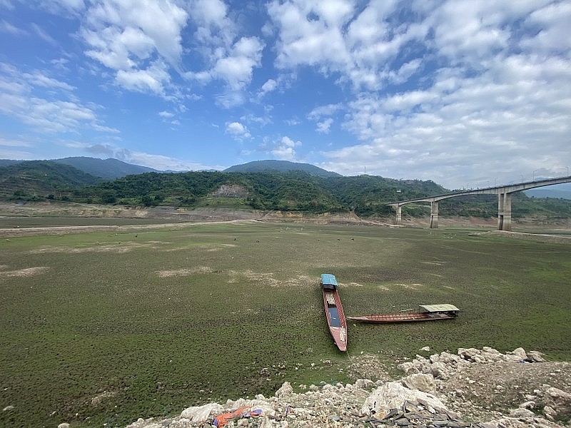 Điện miền Bắc gặp khó khăn vì hạn hán, sông Đà cạn nước Điện miền Bắc gặp khó khăn vì hạn hán, sông Đà cạn nước