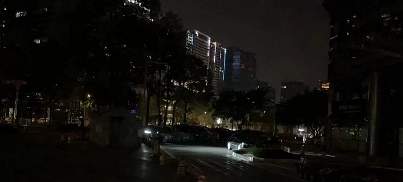 đèn đường các tuyến phố bị cắt do thiếu điện đèn đường các tuyến phố bị cắt do thiếu điện