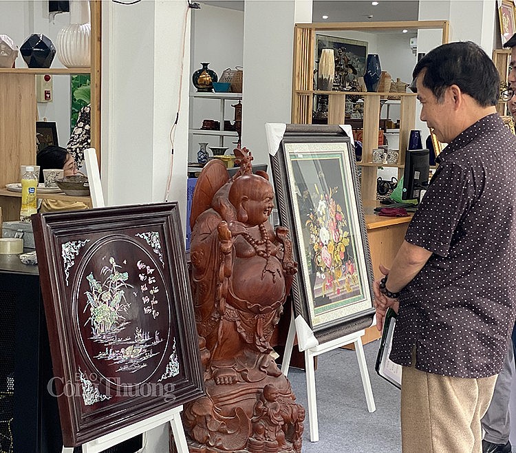 khách hàng tham quan Triển lãm khách hàng tham quan Triển lãm