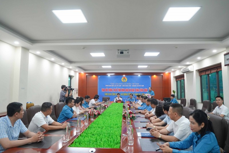 Quang cảnh buổi làm việc Quang cảnh buổi làm việc