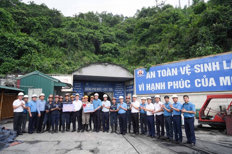 thăm, tặng quà động viên CBCN Phân xưởng Khai thác 7 Công ty Than Hạ Long thăm, tặng quà động viên CBCN Phân xưởng Khai thác 7 Công ty Than Hạ Long