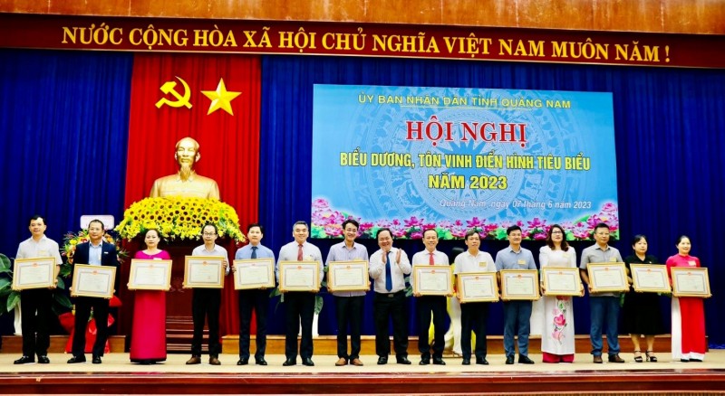 Ông Cao Huy Bảo – Tổng Giám đốc Công ty Cổ phần Thủy điện A Vương (thứ 4 từ trái qua), đại diện Công ty nhận Bằng khen của UBND tỉnh Quảng Nam. Ông Cao Huy Bảo – Tổng Giám đốc Công ty Cổ phần Thủy điện A Vương (thứ 4 từ trái qua), đại diện Công ty nhận Bằng khen của UBND tỉnh Quảng Nam.