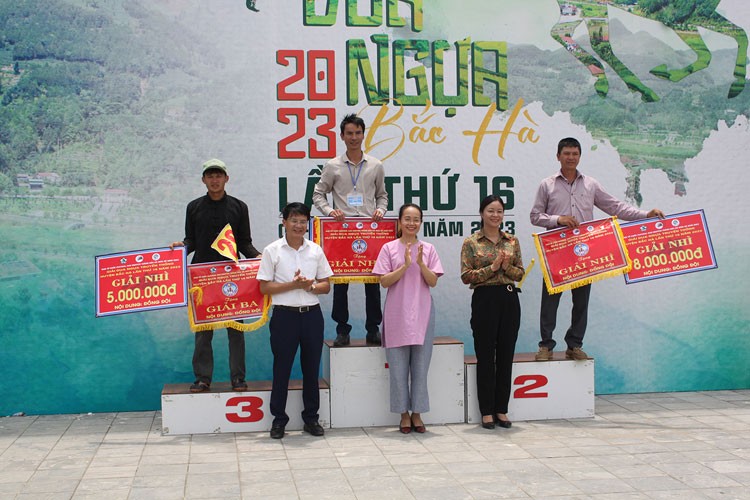 Hấp dẫn chung kết giải đua ngựa thồ trên miền cao nguyên trắng Bắc Hà Hấp dẫn chung kết giải đua ngựa thồ trên miền cao nguyên trắng Bắc Hà