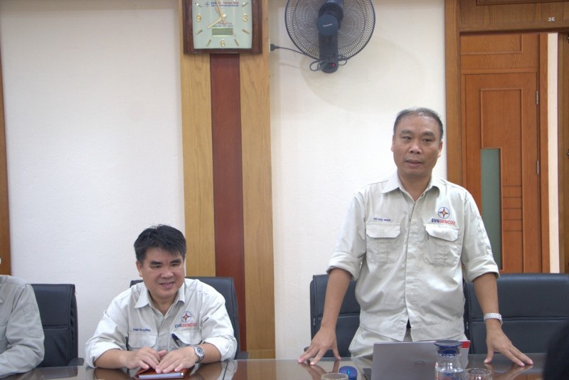 Ông Vũ Hữu Phúc – Chủ tịch kiêm Giám đốc Công ty báo cáo tình trạng kỹ thuật thiết bị các tổ máy. Ông Vũ Hữu Phúc – Chủ tịch kiêm Giám đốc Công ty báo cáo tình trạng kỹ thuật thiết bị các tổ máy.