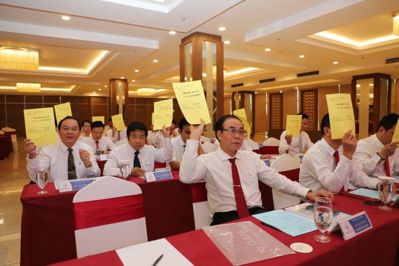 Các đại biểu biểu quyết tại Đại hội.