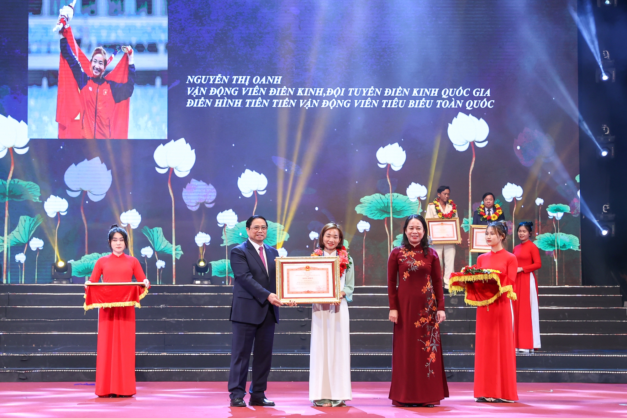 Thủ tướng: Đẩy mạnh thi đua, tỏa sáng tinh thần yêu nước, cống hiến, dám nghĩ, dám làm - Ảnh 7.