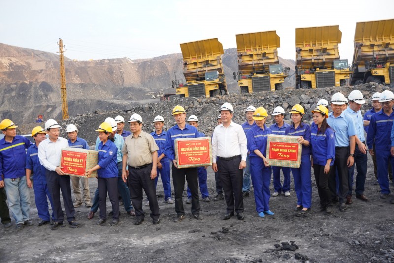 Thủ tướng Phạm Minh Chính: Khắc phục mọi khó khăn, bảo đảm cung ứng điện