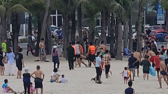 Nạn nhân được đưa lên bờ trong tình trạng đã ngừng hô hấp. Ảnh: Otofun Quảng Ninh.