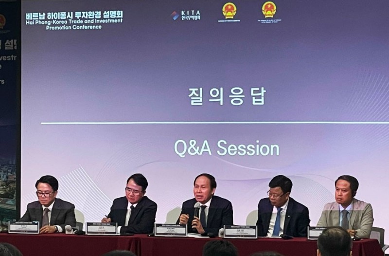 Lãnh đạo thành phố Hải Phòng trao đổi, giải đáp các nội dung doanh nghiệp quan tâm tại Hội nghị Xúc tiến đầu tư.