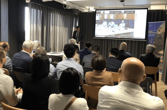 Thủ Hiến Flander phát biểu khai mạc Chương trình Vietnamese Roadshow với standy quen thuộc của chương trình Việt Nam đến với bạn Thủ Hiến Flander phát biểu khai mạc Chương trình Vietnamese Roadshow với standy quen thuộc của chương trình Việt Nam đến với bạn