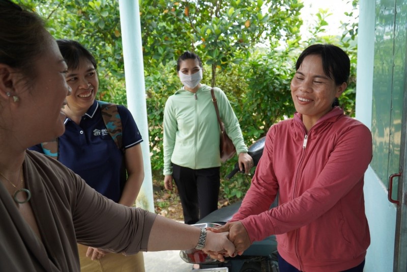 Đại diện Habitat for Humanity đến thăm gia đình được hỗ trợ Đại diện Habitat for Humanity đến thăm gia đình được hỗ trợ