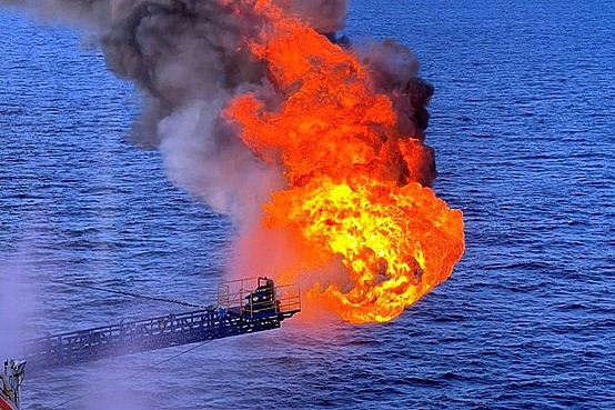 Ngọn lửa từ DHN-4X với dòng dầu tự phun Ngọn lửa từ DHN-4X với dòng dầu tự phun