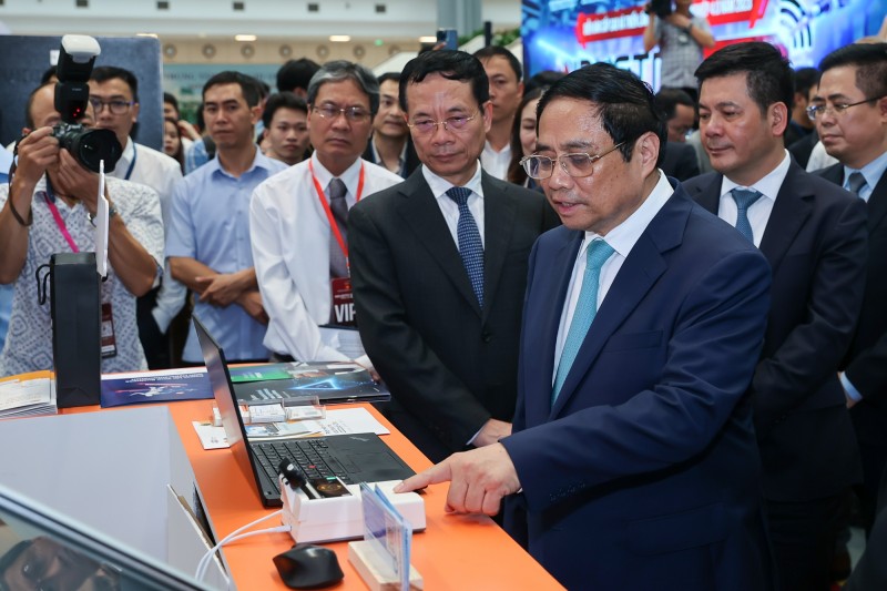 Thủ tướng nghe các đơn vị giới thiệu về ứng dụng công nghệ tại Triển lãm quốc tế về công nghiệp 4.0