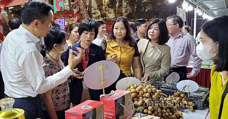 các đại biểu thăm quan gian hàng các đại biểu thăm quan gian hàng