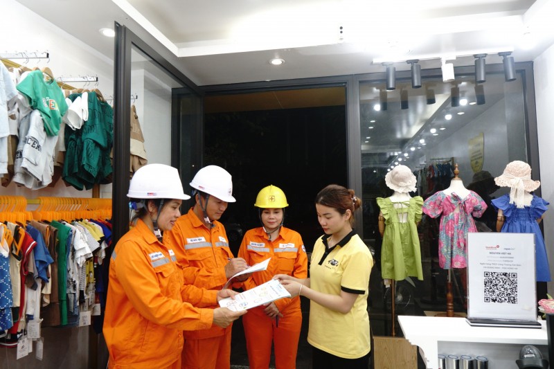 Công nhân Điện lực thành phố Hạ Long vận động các doanh nghiệp và khách hàng trên các tuyến đường, phố, kêu gọi tắt các thiết bị điện không cần thiết như đèn led, đèn trang trí, biển quảng cáo cỡ lớn...để tiết kiệm điện. Công nhân Điện lực thành phố Hạ Long vận động các doanh nghiệp và khách hàng trên các tuyến đường, phố, kêu gọi tắt các thiết bị điện không cần thiết như đèn led, đèn trang trí, biển quảng cáo cỡ lớn...để tiết kiệm điện.