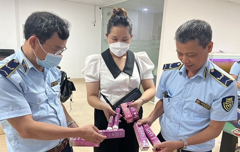 Quản lý thị trường Hà Nội: Phát hiện cơ sở kinh doanh sản phẩm bảo vệ sức khỏe có dấu hiệu hàng giả