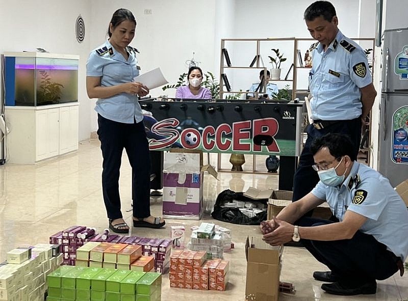 Quản lý thị trường Hà Nội: Phát hiện cơ sở kinh doanh sản phẩm bảo vệ sức khỏe có dấu hiệu hàng giả