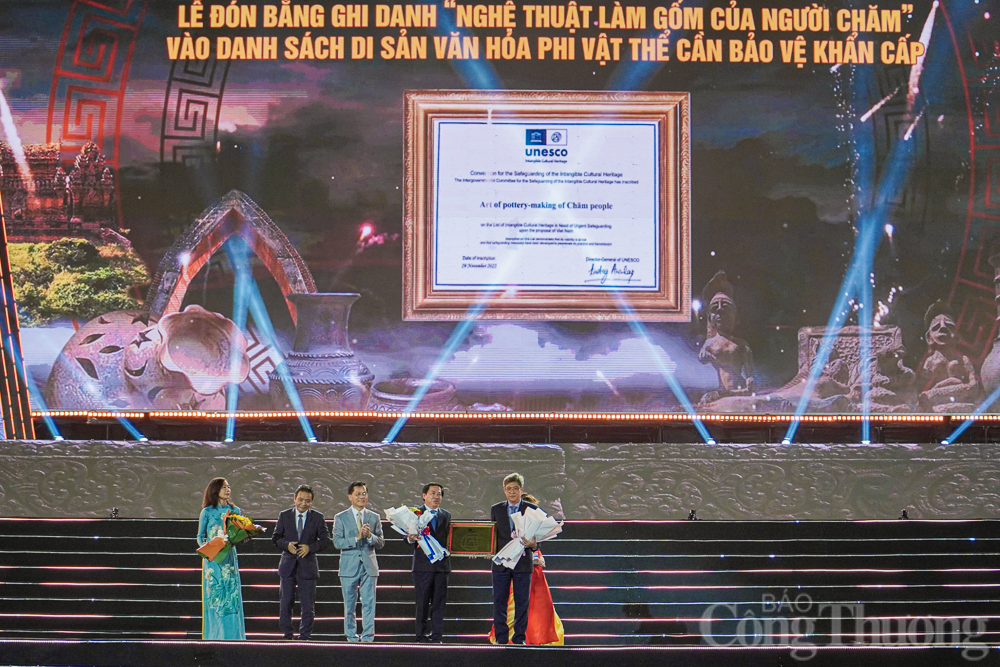 Chủ tịch nước dự Lễ đón Bằng của UNESCO ghi danh “Nghệ thuật làm gốm của người Chăm” Chủ tịch nước dự Lễ đón Bằng của UNESCO ghi danh “Nghệ thuật làm gốm của người Chăm”