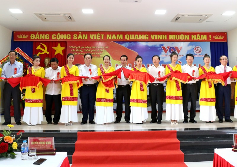 Chủ tịch nước và các đại biểu tham quan Đài phát sóng Nam Trung bộ. Ảnh: Văn Nỷ Chủ tịch nước và các đại biểu tham quan Đài phát sóng Nam Trung bộ. Ảnh: Văn Nỷ