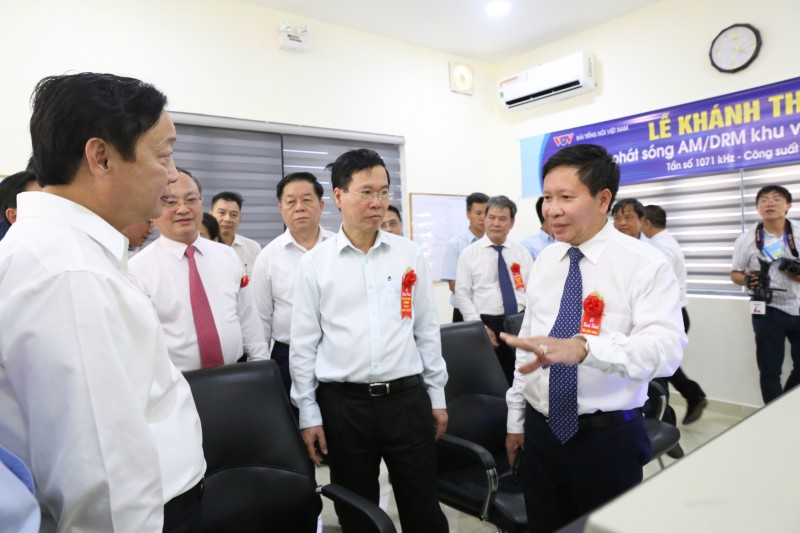 Chủ tịch nước và các đại biểu tham quan Đài phát sóng Nam Trung bộ. Ảnh: Văn Nỷ Chủ tịch nước và các đại biểu tham quan Đài phát sóng Nam Trung bộ. Ảnh: Văn Nỷ
