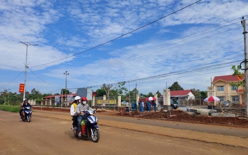 Liên tiếp xử phạt các chủ tài khoản facebook đăng tin sai sự thật về vụ tấn công trụ sở xã ở Đắk Lắk Liên tiếp xử phạt các chủ tài khoản facebook đăng tin sai sự thật về vụ tấn công trụ sở xã ở Đắk Lắk