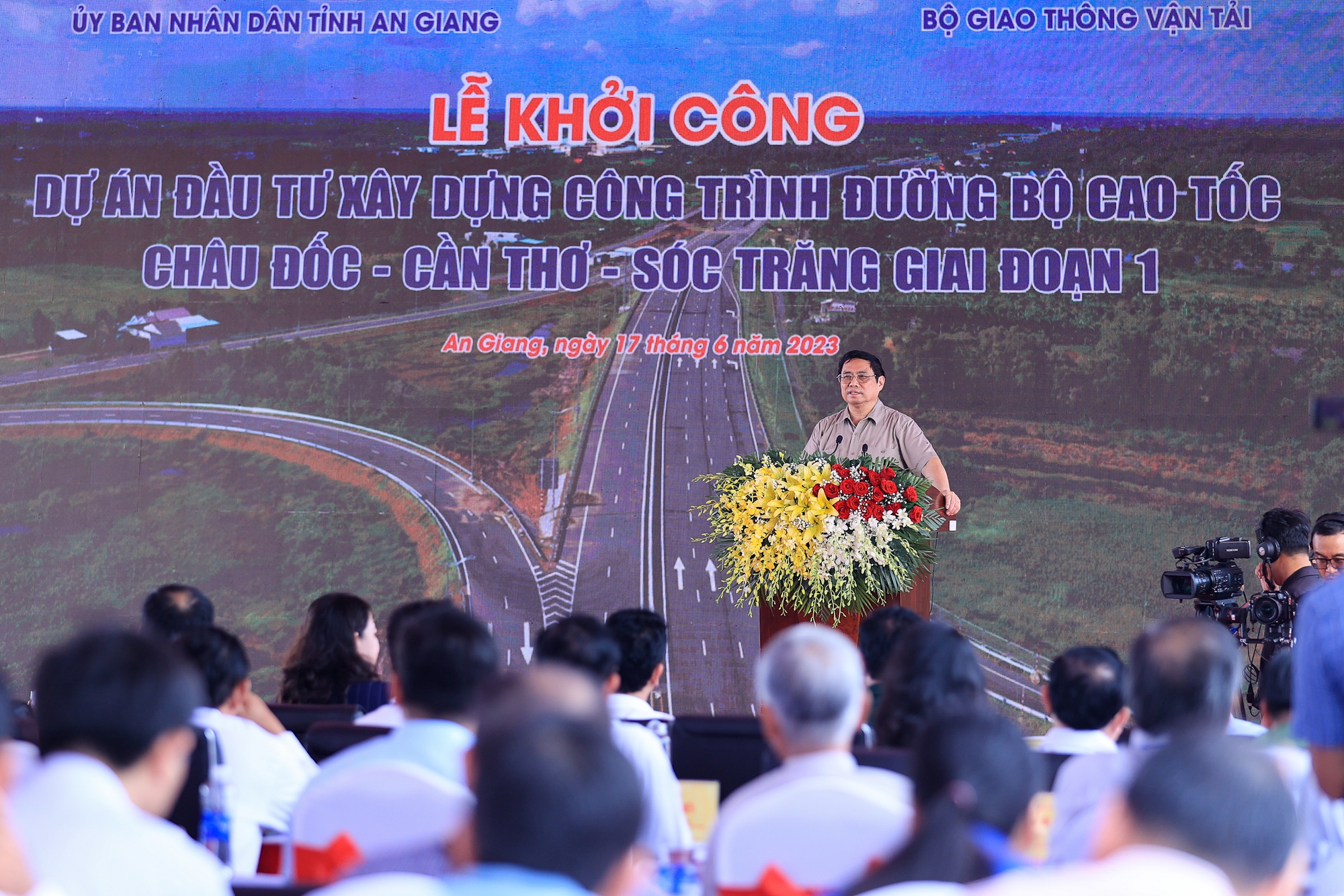 Thủ tướng phát lệnh khởi công tuyến cao tốc gần 45 nghìn tỷ đồng tại ĐBSCL - Ảnh 4. Thủ tướng phát lệnh khởi công tuyến cao tốc gần 45 nghìn tỷ đồng tại ĐBSCL - Ảnh 4.