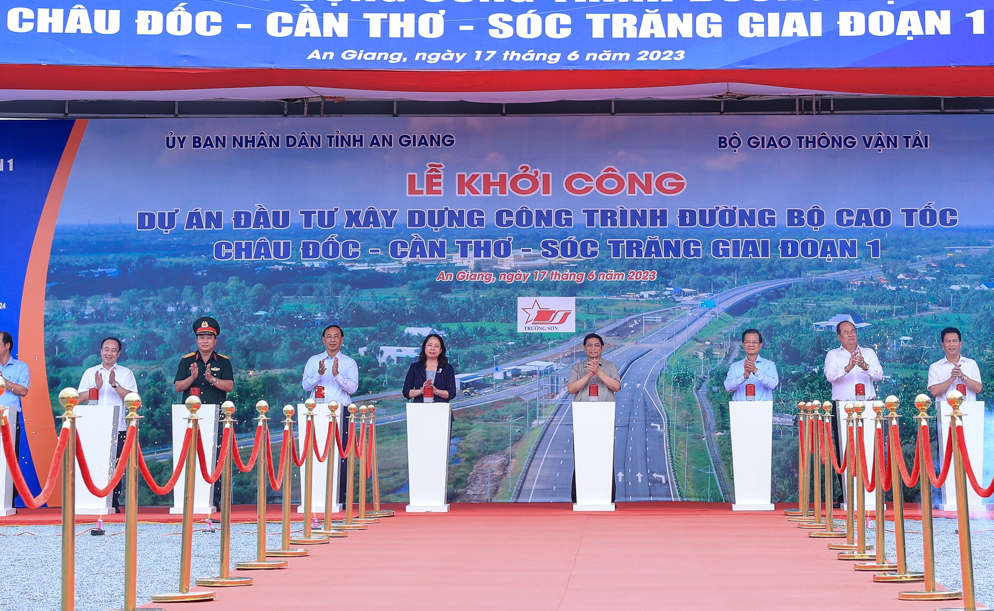 Thủ tướng phát lệnh khởi công tuyến cao tốc gần 45 nghìn tỷ đồng tại ĐBSCL - Ảnh 6. Thủ tướng phát lệnh khởi công tuyến cao tốc gần 45 nghìn tỷ đồng tại ĐBSCL - Ảnh 6.